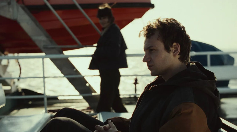 Szenenbild aus BUBBLES - Amiri (Zeynep Bozbay) und Fiete (Leonard Scheicher) - © Schmidbauer Film