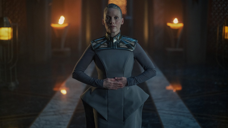 Szenenbild aus FOUNDATION - Staffel 3 (2025) - Demerzel (Laura Birn) - © Apple TV+