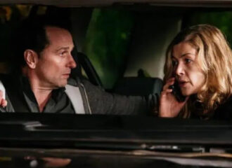 Szenenbild aus HALLOW ROAD - Frank (Matthew Rhys) und Maggie (Rosamund Pike) machen sich Sorgen. - © XYZ Films