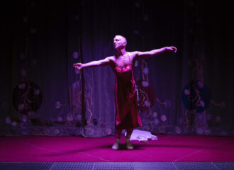 Szenenbild aus SAUHUND - Münchner Kammerspiele - Flori (Elias Krischke) - © Armin Samilovic