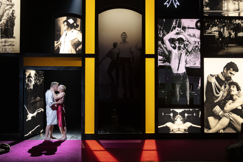 Szenenbild aus SAUHUND - Bühnenbild von Robin Metzer - © Armin Samilovic