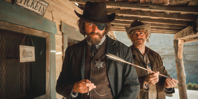 Szenenbild aus DAS KANU DES MANITU - Sheriff Kane (Friedrich Mücke) und Deputy Ratford (Rick Kavanian) - © herbX film/Constantin Film/Luis Zeno Kuhn