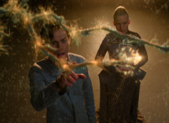 Szenenbild aus FOUNDATION - Staffel 3 (2025) - Dawn (Cassian Bilton) und Demerzel (Laura Birn) sorgen sich um die Zukunft. - © Apple TV+