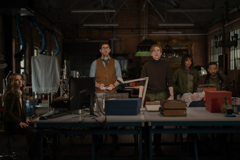 Szenenbild aus FOUNTAIN OF YOUTH - Zusammen auf Schatzsuche: Charlotte (Natalie Portman), Luke (John Krasinski), Owen (Domhnall Gleeson), Deb (Carmen Ejogo) und Patrick "Murph" Murphy (Laz Alonso) - © Apple TV+