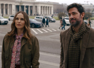 Szenenbild aus FOUNTAIN OF YOUTH - Charlotte Purdue (Natalie Portman) und ihr Bruder Luke (John Krasinski) - © Apple TV+