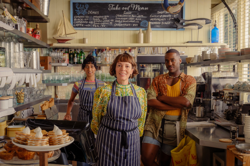 Szenenbild aus THE ROSES - DIE ROSENSCHLACHT - Jane (Sunita Mani), Ivy (Olivia Colman) und Jeffrey (Ncuti Gatwa) - Photo by Jaap Buitendijk, Courtesy of Searchlight Pictures. © 2025 Searchlight Pictures All Rights Reserved.