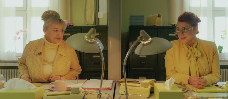 Szenenbild aus ZWEIGSTELLE - Rita (Luise Kinseher) und Silvia (Johanna Bittenbinder) empfangen die Neuankömmlinge. - © Weltkino / Luis Zeno Kuhn