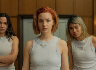 Szenenbild aus ZWEIGSTELLE - Mel (Beritan Balci), Resi (Sarah Mahita), Sophie (Nhung Hong) und Philipp (David Ali Rashed) im Jenseits - © Weltkino / Luis Zeno Kuhn