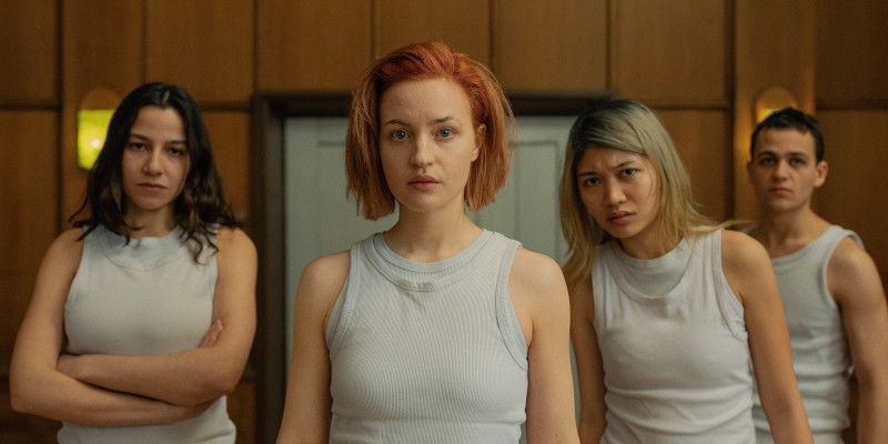 Szenenbild aus ZWEIGSTELLE - Mel (Beritan Balci), Resi (Sarah Mahita), Sophie (Nhung Hong) und Philipp (David Ali Rashed) im Jenseits - © Weltkino / Luis Zeno Kuhn