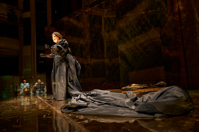 Szenenbild aus ELISABETH! - Burgtheater München - Band (Lilian Kaufmann und Elena Ulrich) und Elisabeth (Stefanie Reinsperger) - © Tommy Hetzel