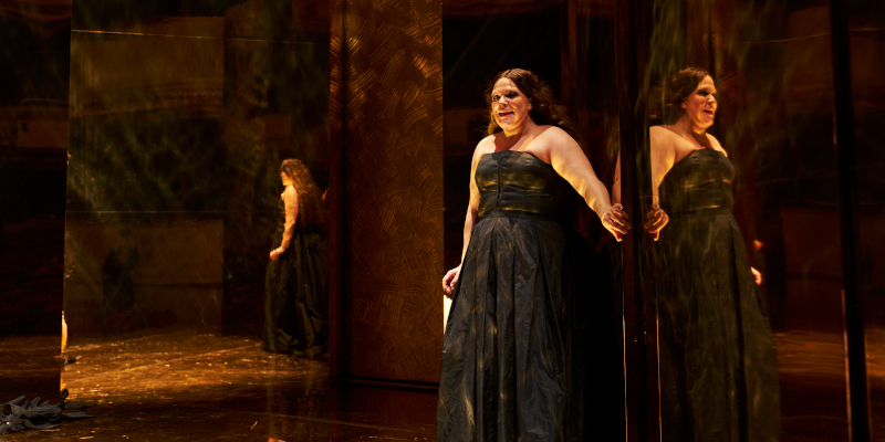 Szenenbild aus ELISABETH! - Elisabeth (Stefanie Reinsperger) - © Tommy Hetzel