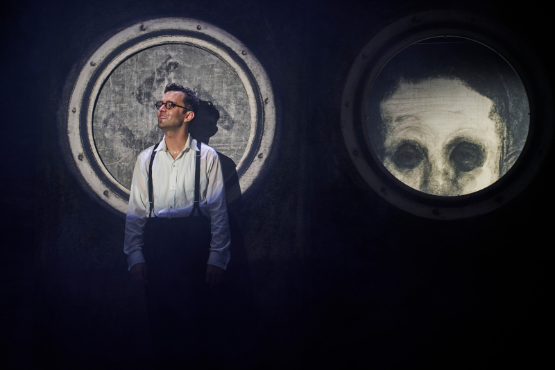 Szenenbild aus SCHACHNOVELLE - Burgtheater Wien - Nils Strunk - © Tommy Hetzel