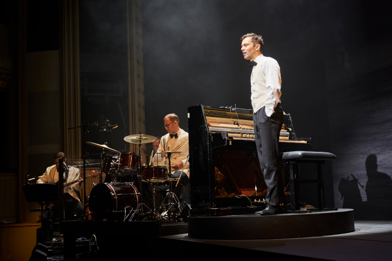 Szenenbild aus SCHACHNOVELLE - Burgtheater München - © Tommy Hetzel