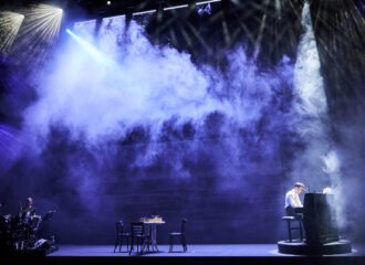 Szenenbild aus SCHACHNOVELLE - Burgtheater - © Tommy Hetzel