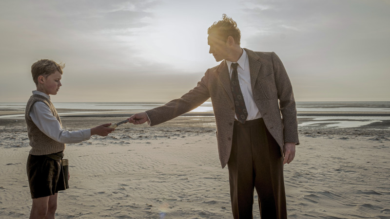 Szenenbild aus AMRUM - Nanning (Jasper Billerbeck) und Onkel Theo (Matthias Schweighöfer) - © 2025 bombero international GmbH & Co. KG / Rialto Film GmbH / Warner Bros. Entertainment GmbH / Gordon Timpen