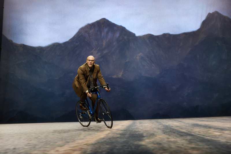 Szenenbild aus WACHSE ODER WEICHE - Münchner Kammerspiele - BayWa-Vertreter Michi (Martin Weigel) - Foto: Julian Baumann