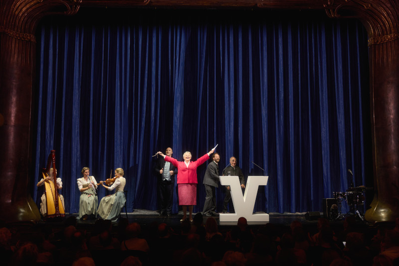 Szenenbild aus WACHSE ODER WEICHE - Münchner Kammerspiele - Stadt-Bank und Dorf-Bank wollen fusionieren. - Foto: Julian Baumann