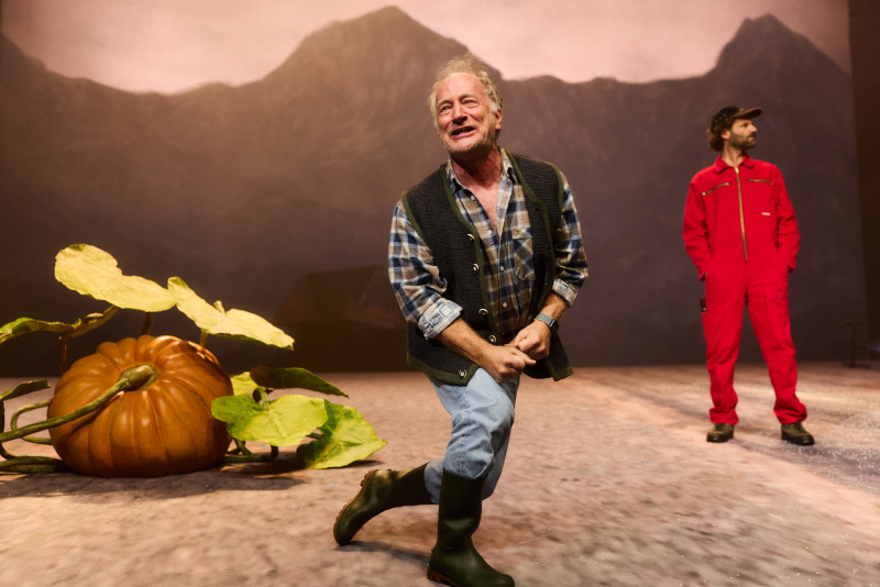 Szenenbild aus WACHSE ODER WEICHE - Münchner Kammerspiele - Reto (Stefan Merki) verzweifelt an der Profitgier seines Nachbarn. - Foto: Julian Baumann