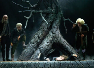 Szenenbild aus DIE LEGENDE VON SLEEPY HOLLOW - Auf dem Bild: Pascale Pfeuti, Anja Tobler, Marcus Schäfer, Manuel Herwig, Jonathan Fiebig (v.l.n.r.) - Foto: Jos Schmid