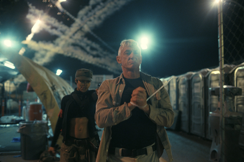 Szenenbild aus ONE BATTLE AFTER ANOTHER - Perfidia (Teyana Taylor) bedroht Col. Steven J. Lockjaw (Sean Penn) - © Warner Bros. Pictures