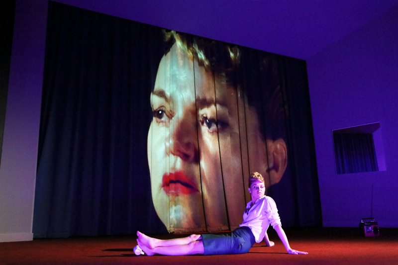 Szenenbild aus DIE ÄRZTIN - Residenztheater München - Ruth Wolff (Lisa Wagner) - © Birgit Hupfeld