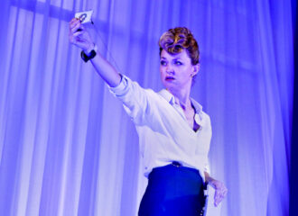 Szenenbild aus DIE ÄRZTIN - Residenztheater München - Ruth Wolff (Lisa Wagner) - © Birgit Hupfeld