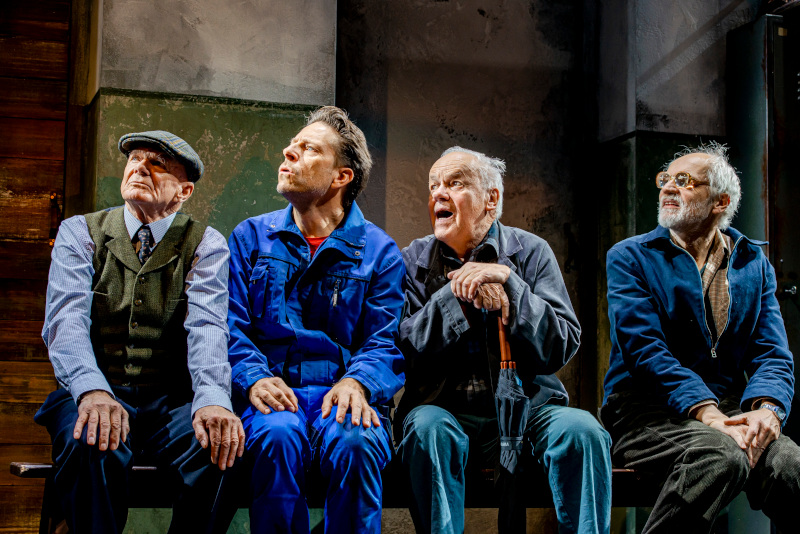 Szenenbild aus EIN SOMMERNACHTSTRAUM - Theater in der Josefstadt - Schlucker (Johannes Seilern), Flaut (Boris Pfeifer), Zettel (Robert Meyer) und Schnock (Günter Franzmeier) - © Rita Newman