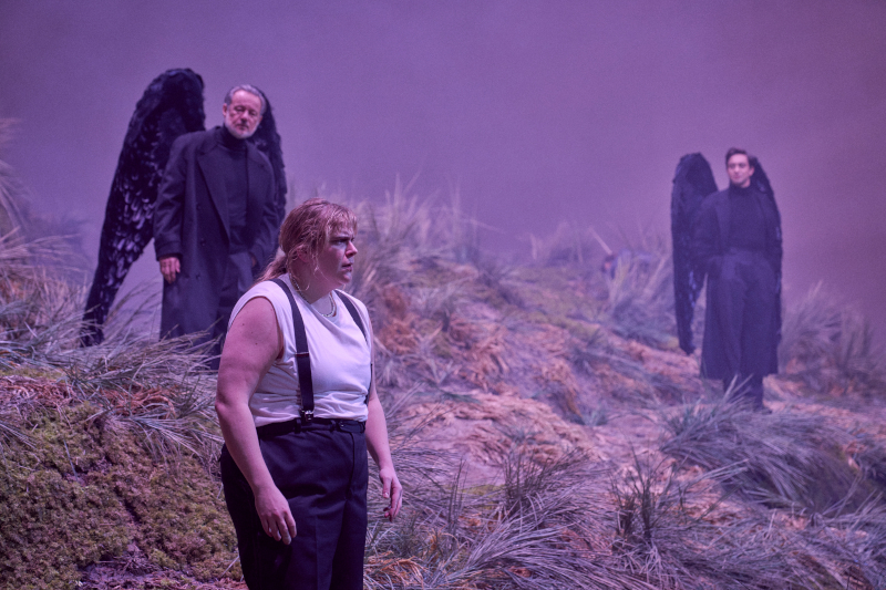 Szenenbild aus LILIOM - Die Engel (Norman Hacker, Tilman Tuppy) treffen auf Liliom (Stefanie Reinsperger) - © Tommy Hetzel