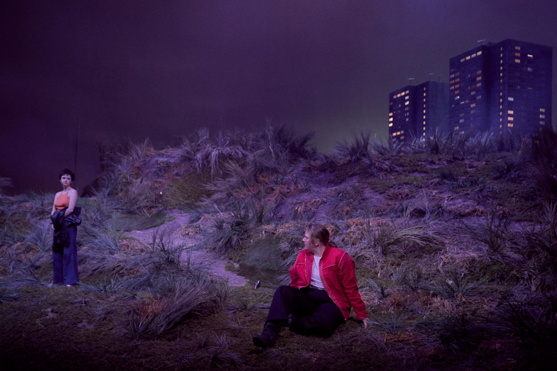 Szenenbild aus LILIOM - Julie (Maresi Riegner) trifft auf Liliom (Stefanie Reinsperger) - © Tommy Hetzel