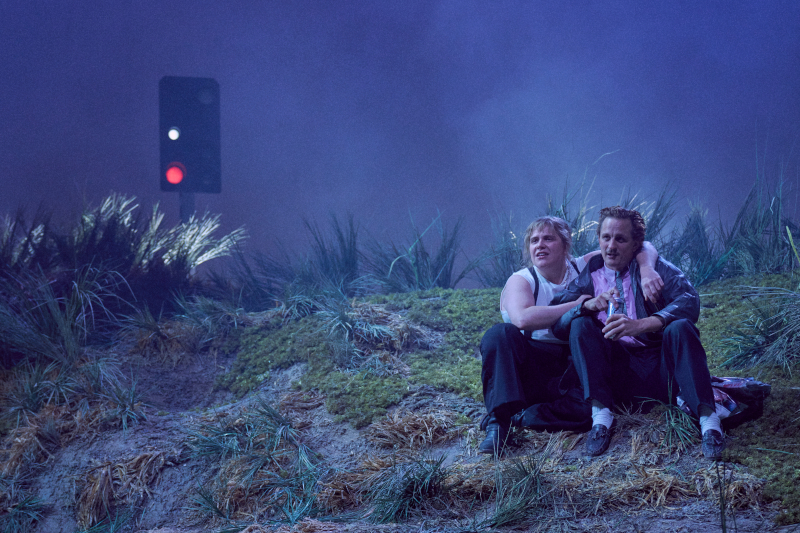 Szenenbild aus LILIOM - Liliom (Stefanie Reinsperger) und Stutzer (Sebastian Wendelin) - © Tommy Hetzel