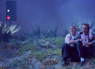 Szenenbild aus LILIOM - Liliom (Stefanie Reinsperger) und Stutzer (Sebastian Wendelin) - © Tommy Hetzel