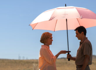 Szenenbild aus PLURIBUS - 1. Staffel - Carol (Rhea Seehorn) und Manousos (Carlos-Manuel Vesga) - © Apple TV+