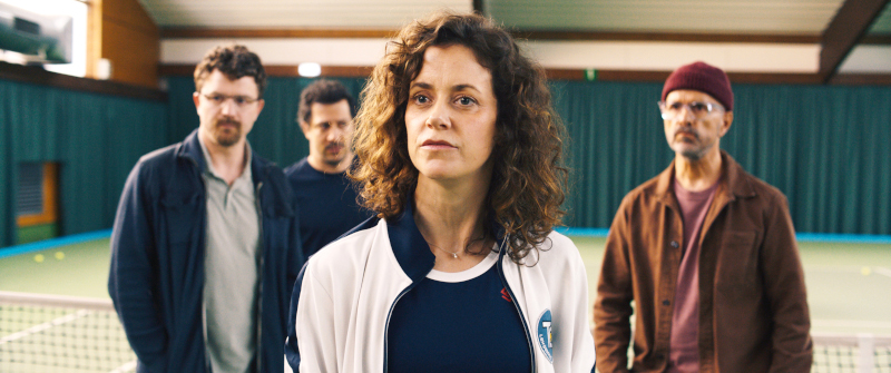 Szenenbild aus EXTRAWURST - Matthias (Friedrich Mücke), Erol (Fahri Yardim), Melanie (Anja Knauer) und Torsten (Christoph Maria Herbst) auf dem Tennisplatz - © Studiocanal GmbH 