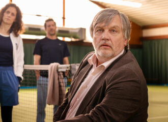 Szenenbild aus EXTRAWURST - Erol (Fahri Yardim), Melanie (Anja Knauer), Heribert (Hape Kerkeling) und Torsten (Christoph Maria Herbst) - © Studiocanal GmbH