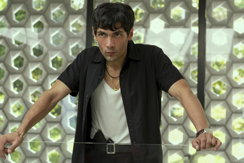 Szenenbild aus THE NIGHT MANAGER - 2. Staffel - Teddy (Diego Calva) - Des Willie/Prime - © Amazon Content Services LLC