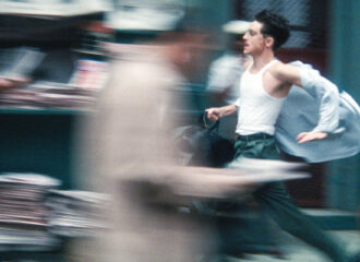 Szenenbild aus MARTY SUPREME - Marty (Timothée Chalamet) auf der Flucht. - © Tobis Film