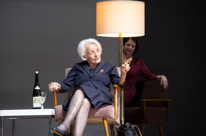 Szenenbild aus EIN DEUTSCHES LEBEN - Theater in der Josefstadt - Brunhilde Pomsel (Lore Stefanek) erzählt von Magda Goebbels (Andrea Clausen). - © Bernd Uhlig