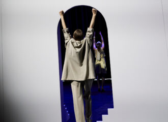 Szenenbild aus LYSISTRATA - Lysistrata (Mavie Hörbiger) - © Tommy Hetzel