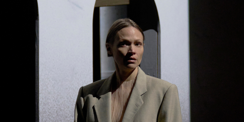 Szenenbild aus LYSISTRATA - Lysistrata (Mavie Hörbiger) - © Tommy Hetzel