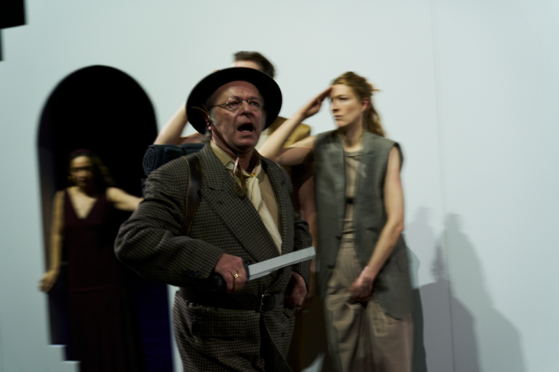 Szenenbild aus LYSISTRATA - Der Ratsherr (Roland Koch) beschwert sich über die Besetzung der Burg. - © Tommy Hetzel