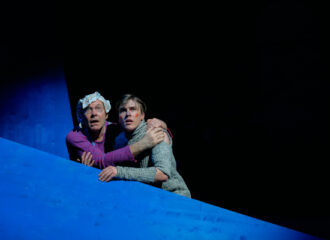 Szenenbild aus PINOCCHIO - Dschungel Wien - Geppetto (Wolfram Rupperti) und Pinocchio (Florian Klingler) - © Susanne Hassler-Smith