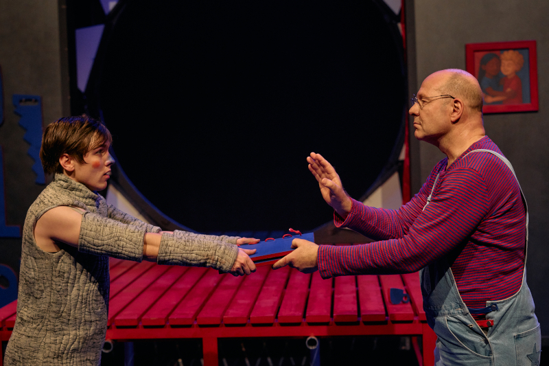 Szenenbild aus PINOCCHIO - Dschungel Wien - Pinocchio (Florian Klingler) und Geppetto (Wolfram Rupperti) - © Susanne Hassler-Smith