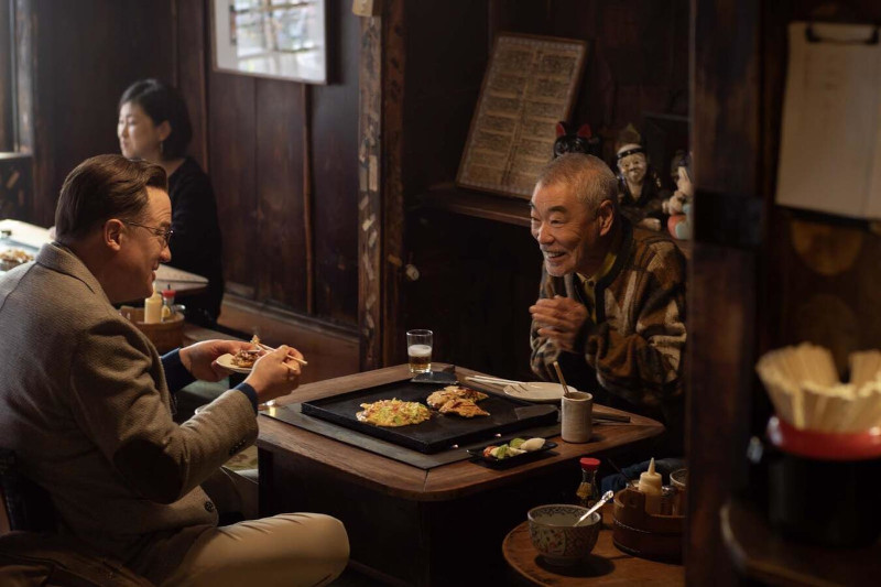 Szenenbild aus RENTAL FAMILY - Phillip (Brendan Fraser) verbringt Zeit mit dem Schauspieler Kikuo Hasegawa (Akira Emoto) - © Disney/Searchlight Pictures