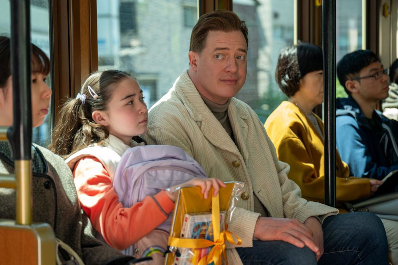 Szenenbild aus RENTAL FAMILY - Mia (Shannon Mahina Gorman) weiß nicht, dass Phillip (Brendan Fraser) nicht wirklich ihr Vater ist. - © Disney / Searchlight Pictures