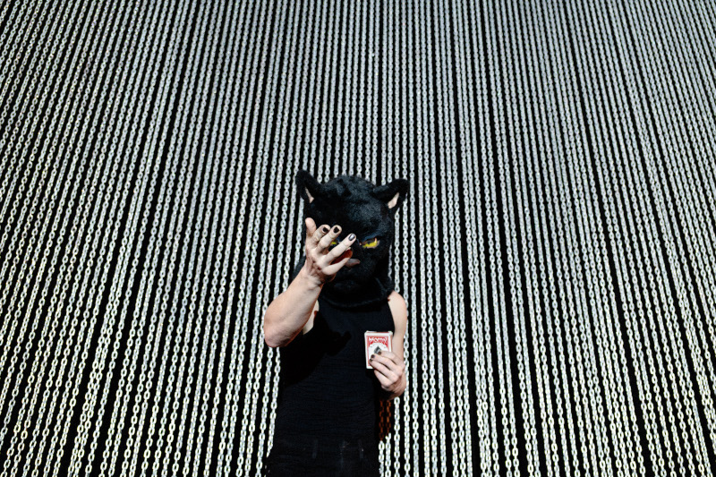 Szenenbild aus MEISTER UND MARGARITA - Der Kater mit dem Kartentrick (Elias Krischke) - © Armin Smailovic