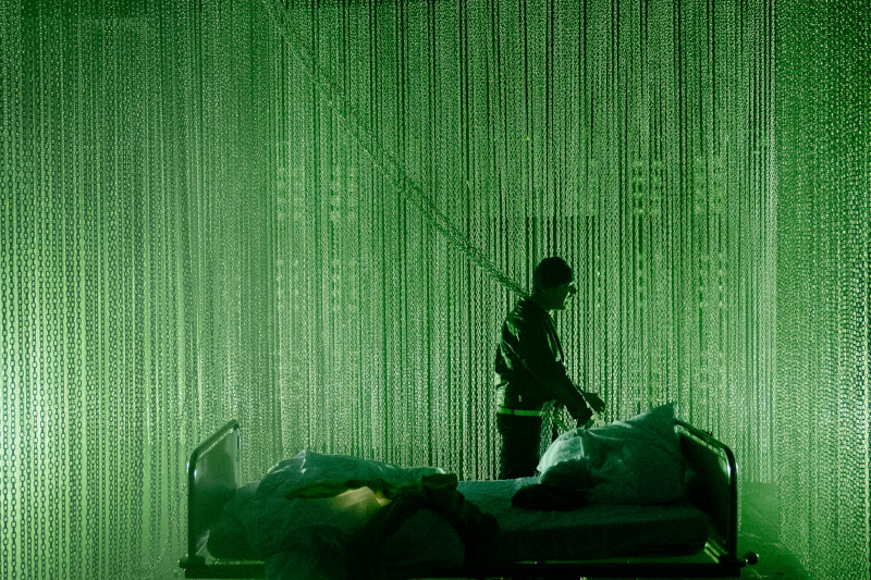 Szenenbild aus MEISTER UND MARGARITA - Kammerspiele München - Der Meister (Thomas Schmauser) - © Armin Smailovic