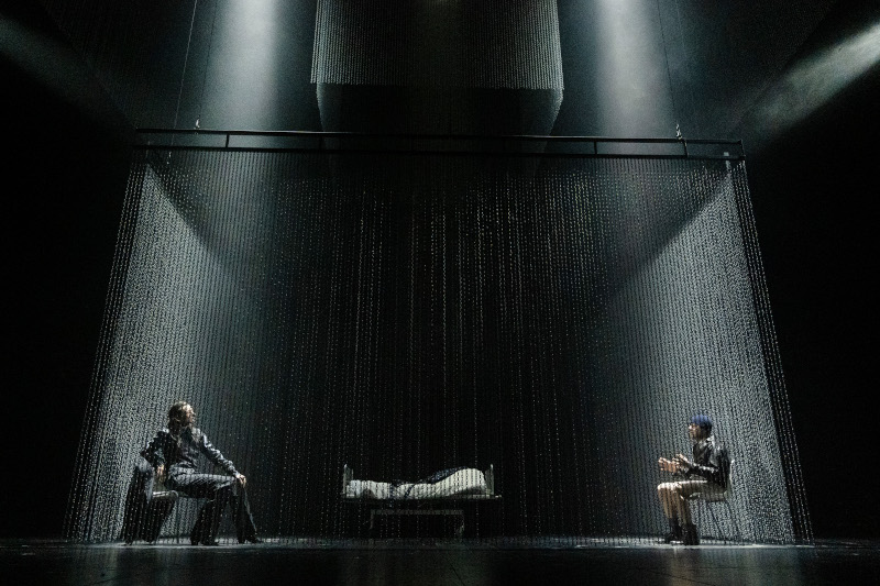 Szenenbild aus MEISTER UND MARGARITA - Kammerspiele München - Woland (Wiebke Puls) und der Meister (Thomas Schmauser) - © Armin Smailovic