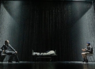 Szenenbild aus MEISTER UND MARGARITA - Kammerspiele München - Woland (Wiebke Puls) und der Meister (Thomas Schmauser) - © Armin Smailovic