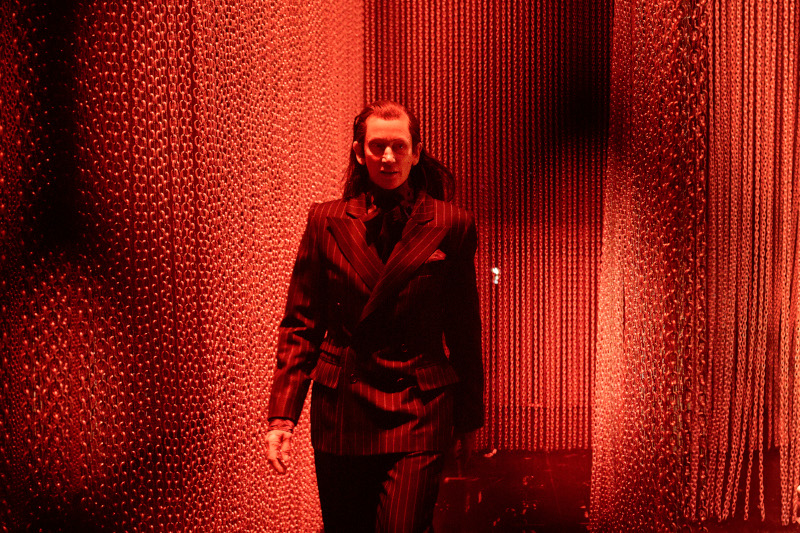 Szenenbild aus MEISTER UND MARGARITA - Kammerspiele München - Woland (Wiebke Puls) - © Armin Smailovic