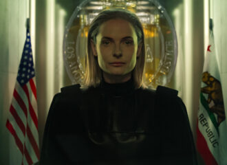 Szenenbild aus MERCY - Judge Maddox (Rebecca Ferguson) - Photo Credit: Courtesy of Amazon MGM Studios